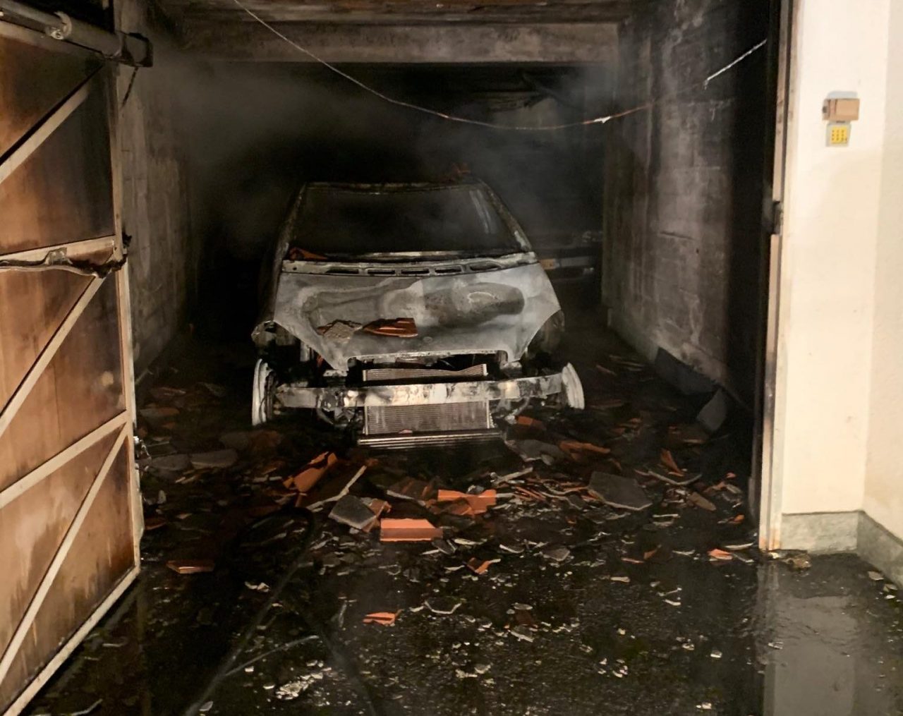 Incendio nei garage, tre vetture distrutte