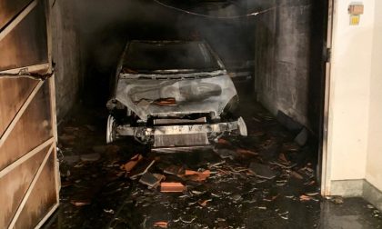Incendio nei garage, tre vetture distrutte