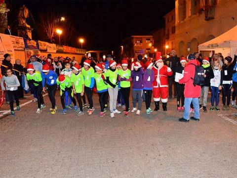Runners e i walkers Babbi Natale pronti per la corsa podistica in notturna