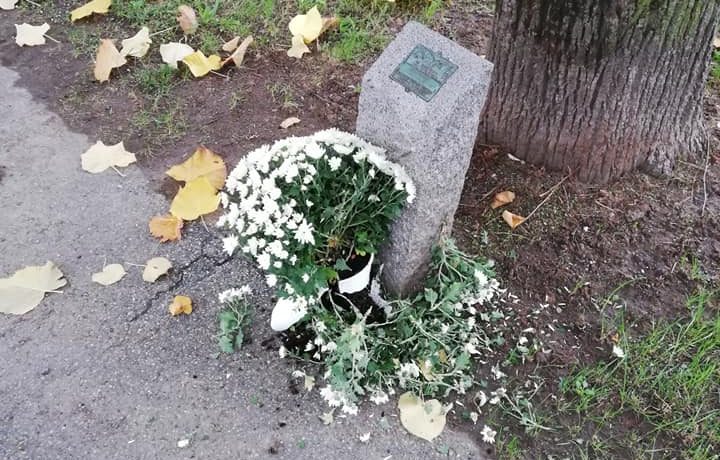 Distrutti i fiori sulle lapidi dei Caduti, il sindaco: “Sono degli imbecilli” LE FOTO