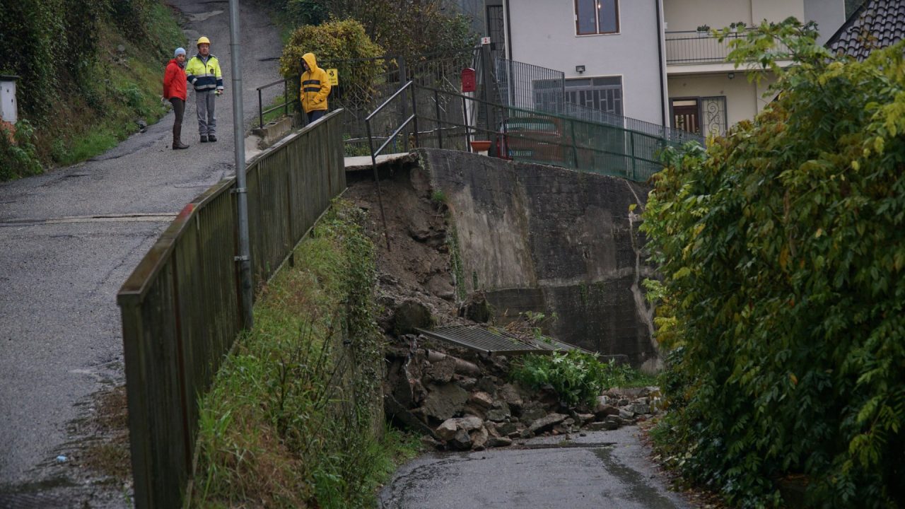 Frana in collina per il maltempo: strada chiusa e soccorsi in corso