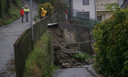 Frana in collina per il maltempo: strada chiusa e soccorsi in corso