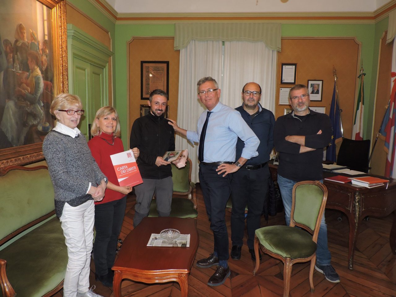 Gira l’Italia a piedi per parlare di Sclerosi multipla,  ricevuto dal sindaco a Chivasso