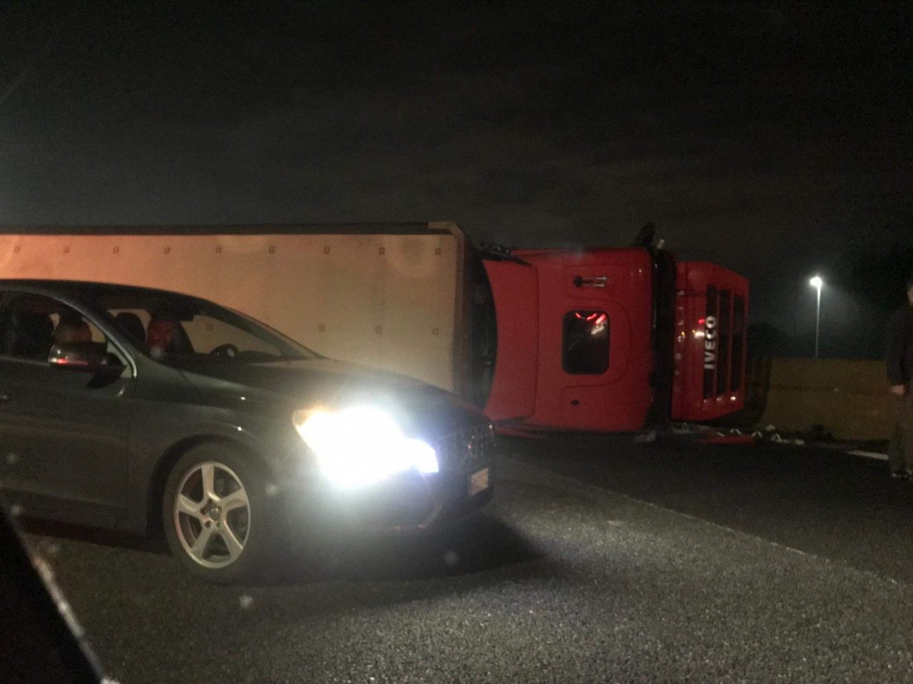 Camion ribaltato sull’A4, autostrada bloccata