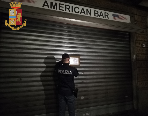 Persone con precedenti all’interno del bar, i poliziotti chiudono la caffetteria