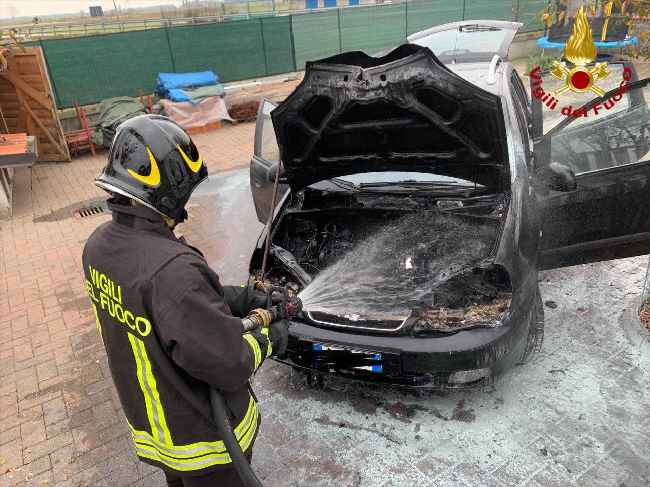 Auto a gpl prende fuoco davanti ad una casa