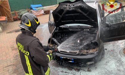 Auto a gpl prende fuoco davanti ad una casa