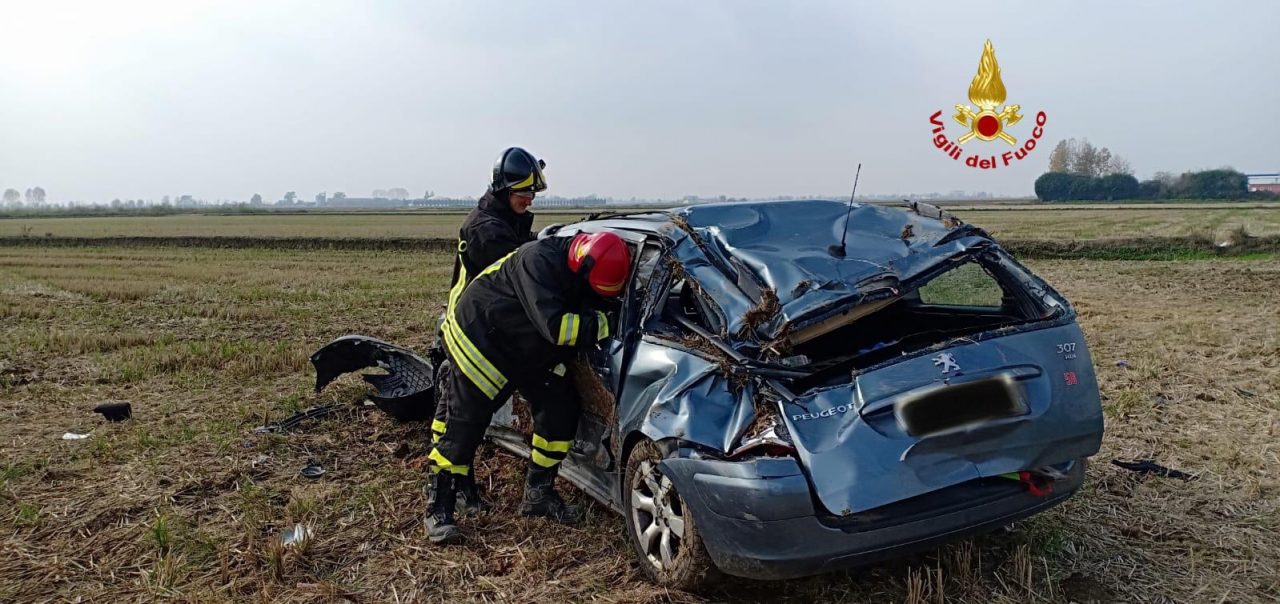 Auto si ribalta in un campo: a bordo due bimbi