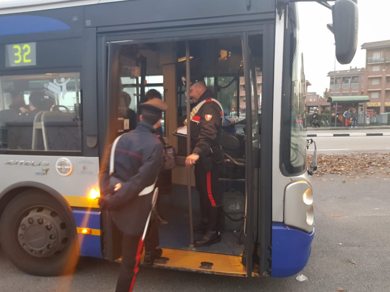 Controllati 13 autobus identificate 300 persone