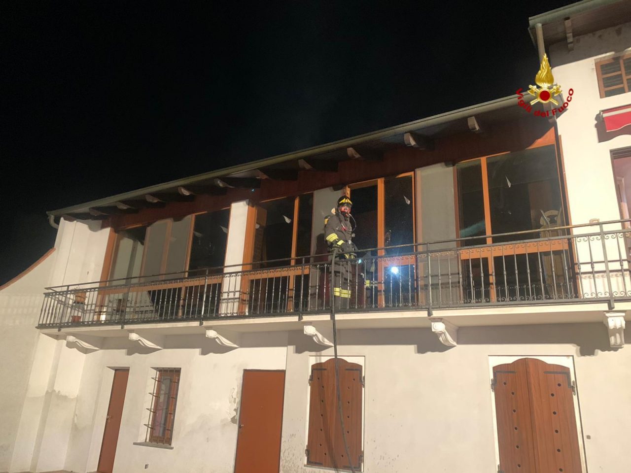 Incendio in un’abitazione, a fuoco il tetto e il secondo piano
