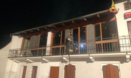 Incendio in un'abitazione, a fuoco il tetto e il secondo piano