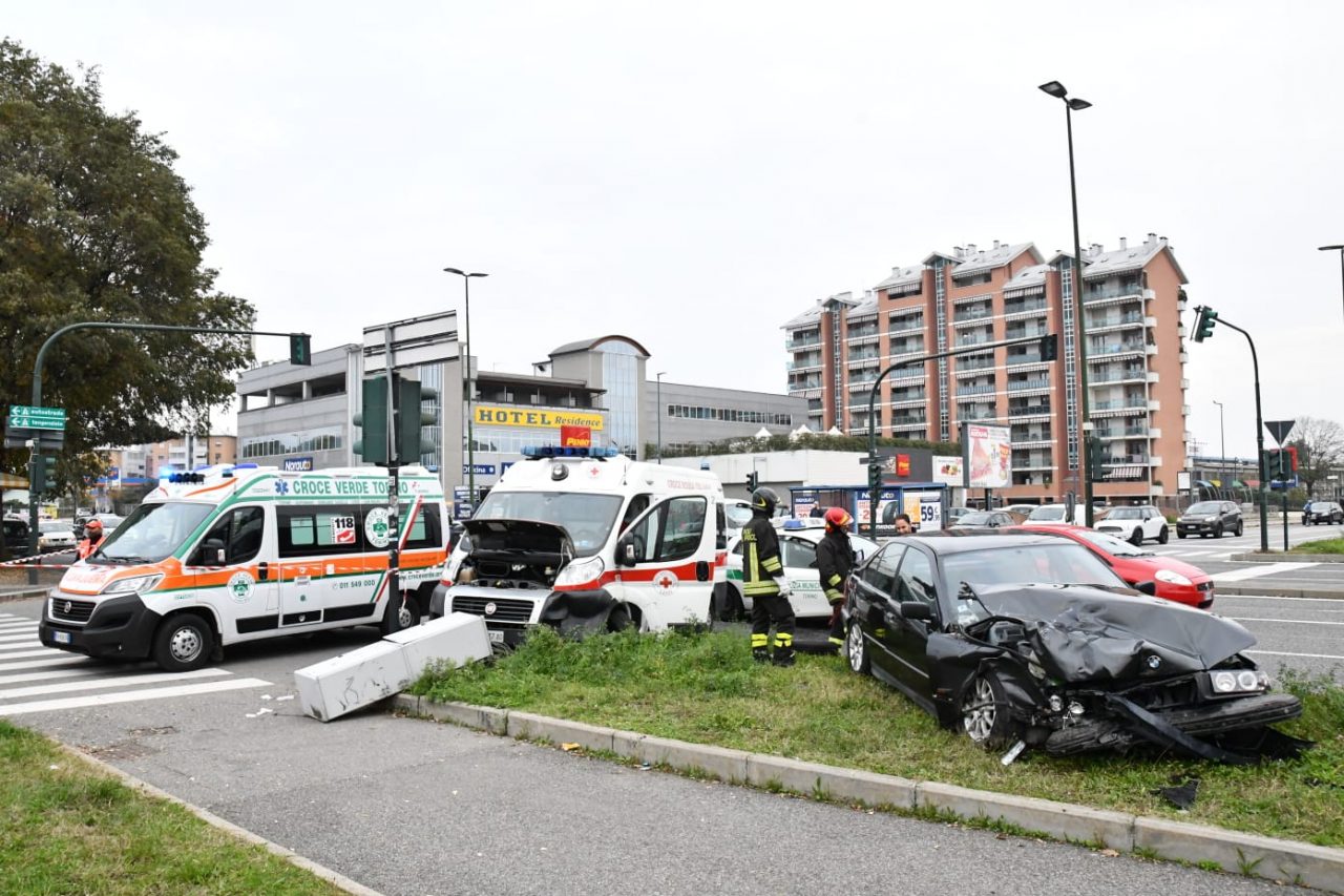 Auto contro ambulanza, sei feriti LE FOTO