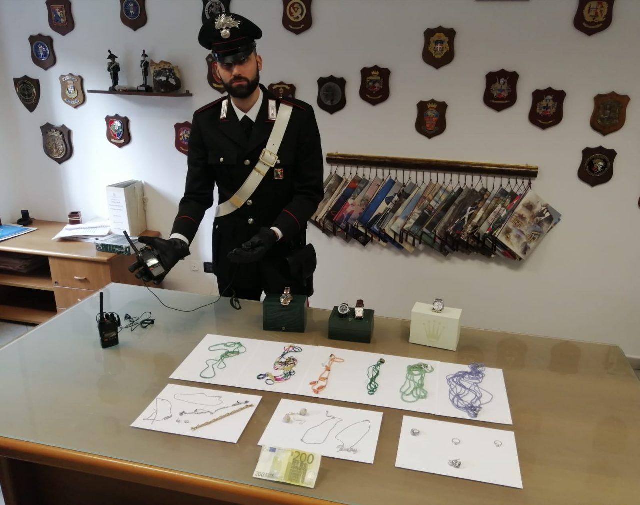 Rolex, monili e pietre preziose rubate, nascondono la refurtiva nella biancheria intima