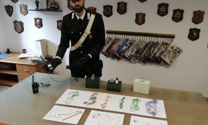 Rolex, monili e pietre preziose rubate, nascondono la refurtiva nella biancheria intima