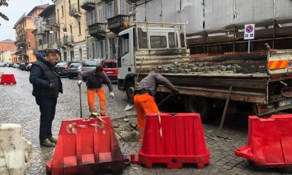 Cede la strada, chiusa via Roma a Chivasso LE FOTO