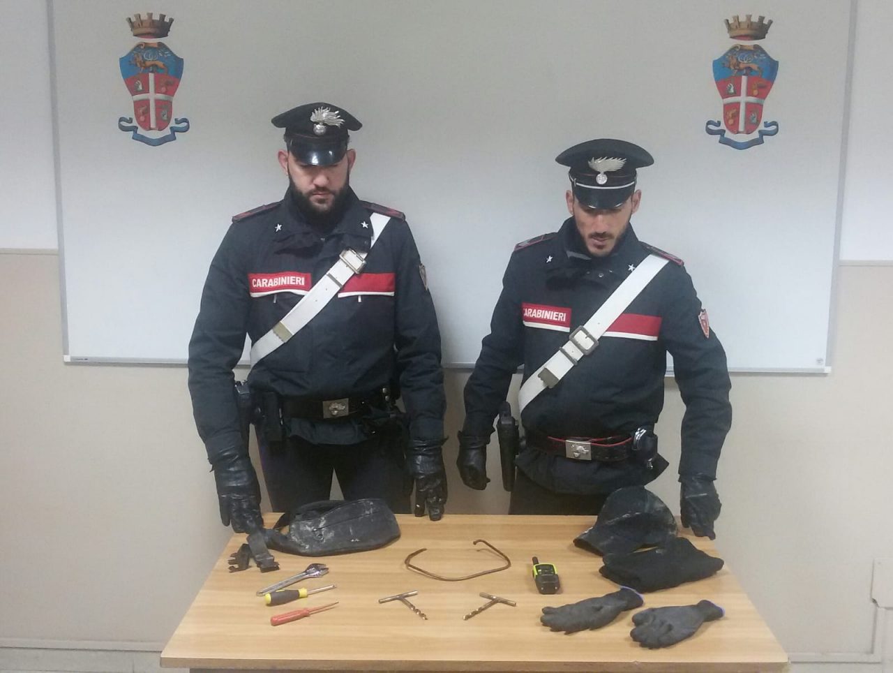 Svaligiano appartamento e fuggono su un’auto rubata, avevano già colpito a Caluso