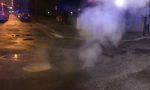 Vapore esce dalla strada: rotto un tubo del teleriscaldamento IL VIDEO