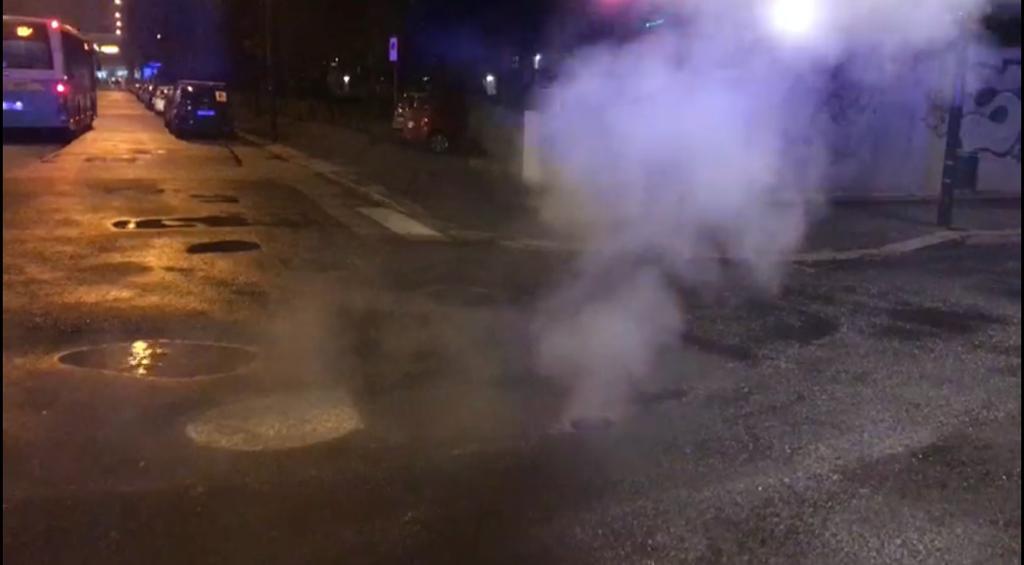Vapore esce dalla strada: rotto un tubo del teleriscaldamento IL VIDEO