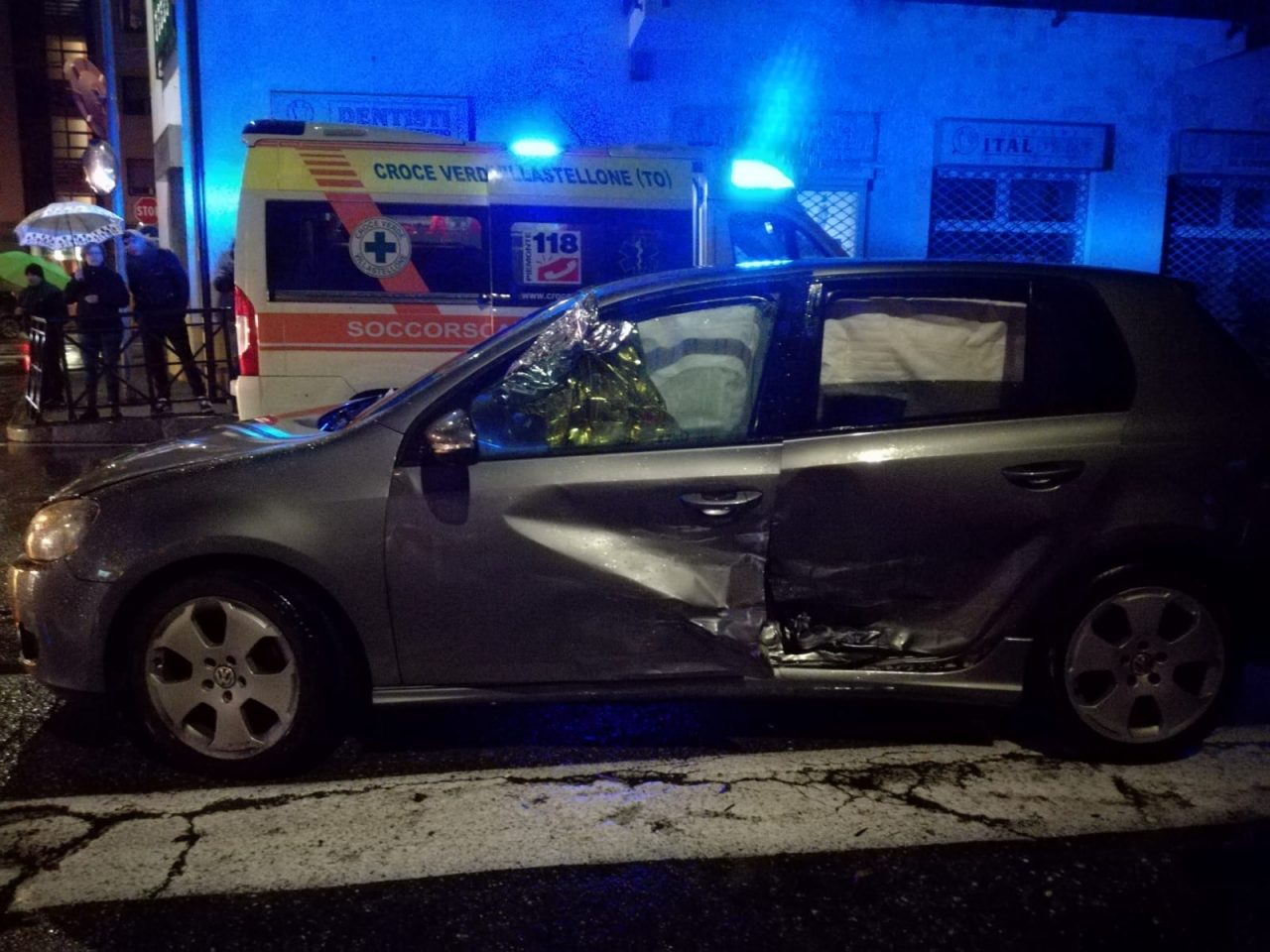 Scontro tra due auto all’incrocio: una coppia trasferita all’ospedale LE FOTO