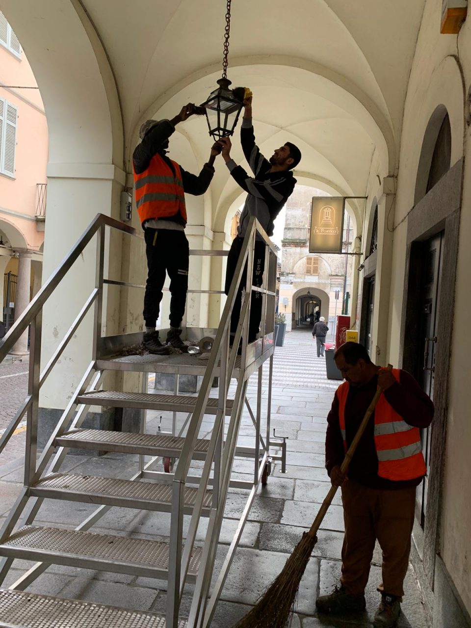 Pulizia straordinaria del centro per l’arrivo del Natale