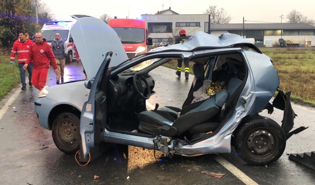 Gravissimo incidente sulla provinciale 590, strada bloccata FOTO E VIDEO