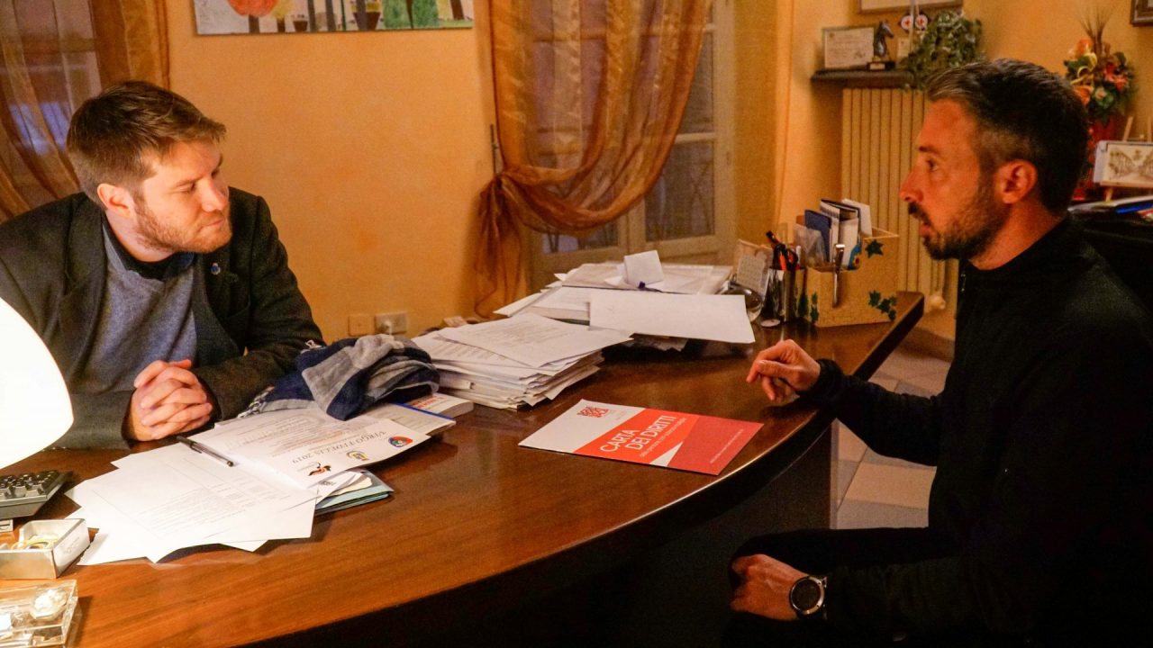 Gira l’Italia a piedi per parlare di Sclerosi multipla, Marco Osky Togni ricevuto dal sindaco a Gassino VIDEO