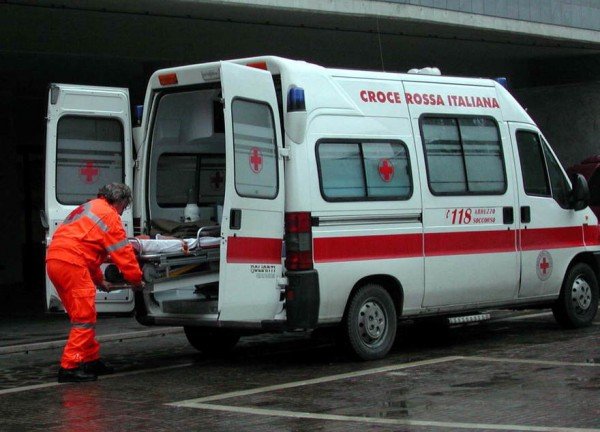 Auto contro moto, ferito un uomo