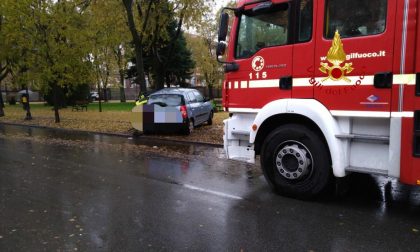 Auto contro un albero, ragazza bloccata nell'abitacolo