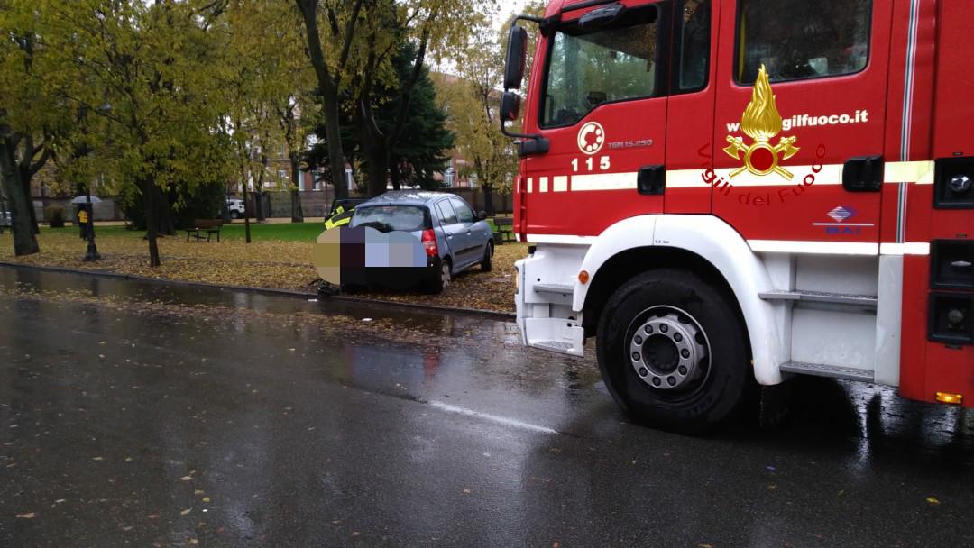 Auto contro un albero, ragazza bloccata nell’abitacolo