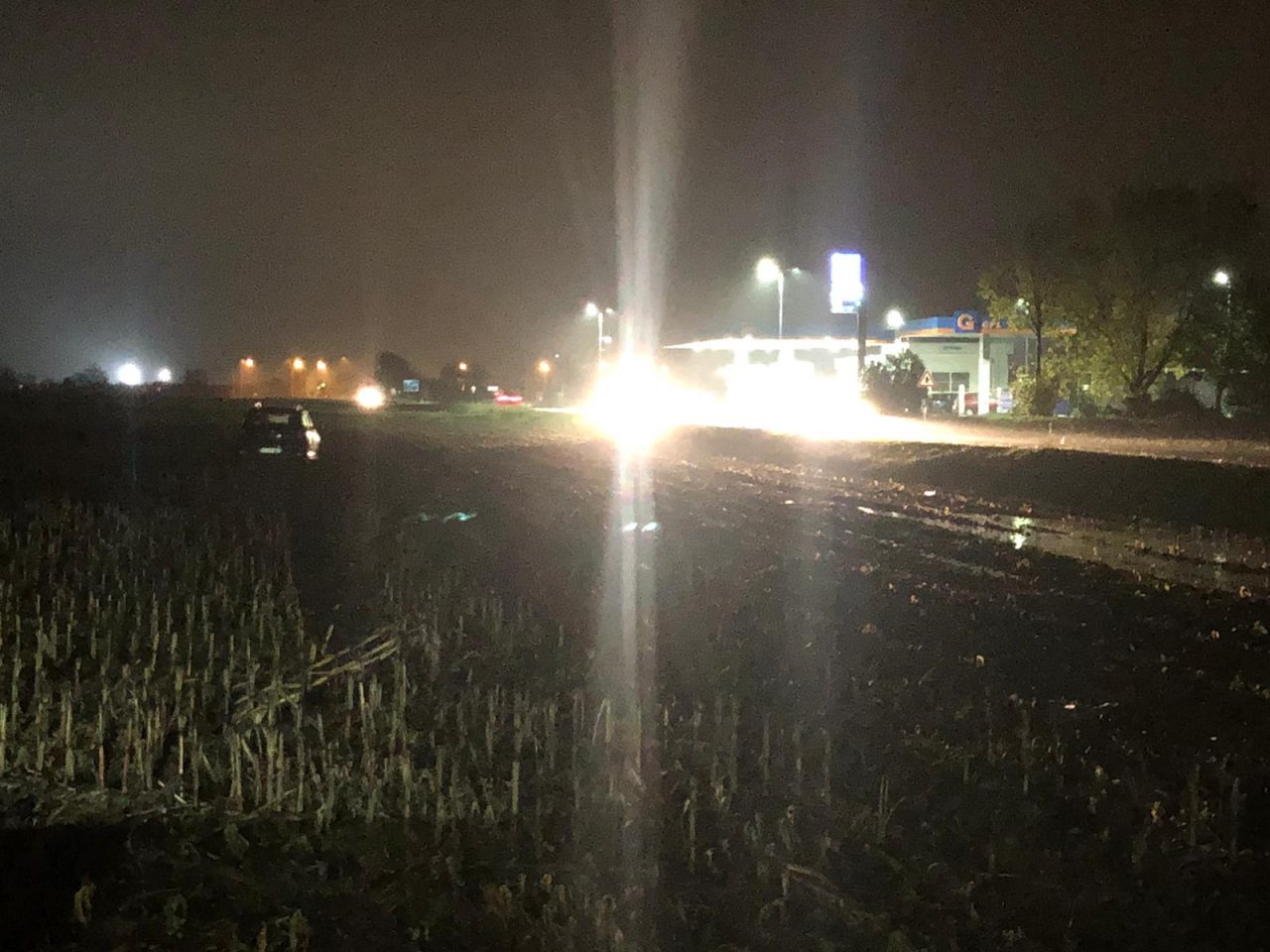 Incidente, auto vola in mezzo a un campo