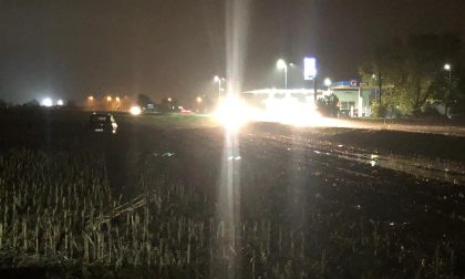 Incidente, auto vola in mezzo a un campo
