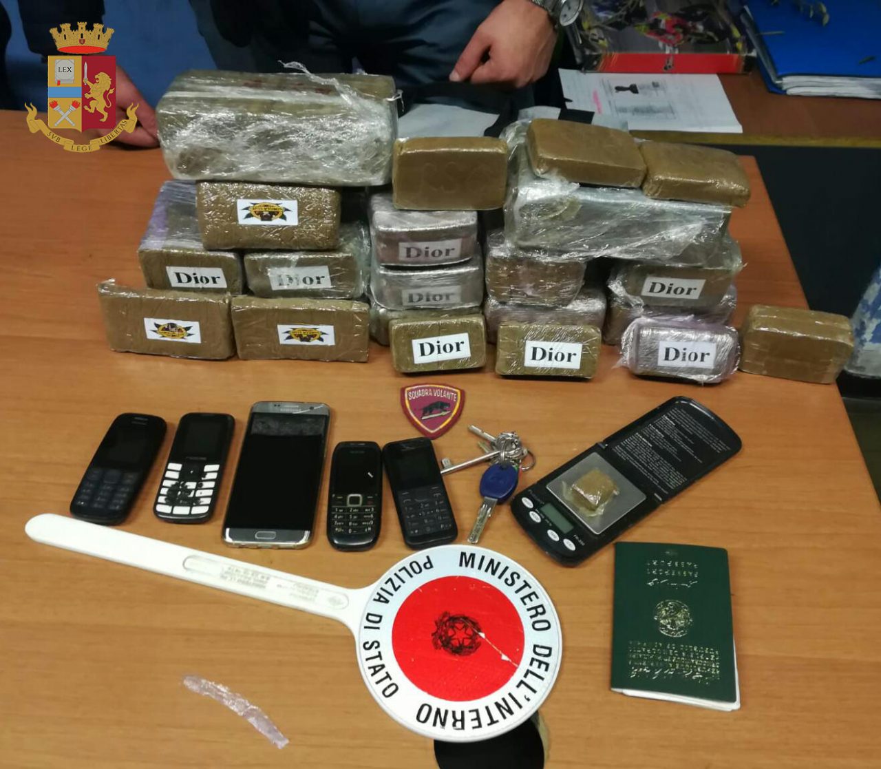 Spacciatore chic, curava i suoi affari nel salotto buono