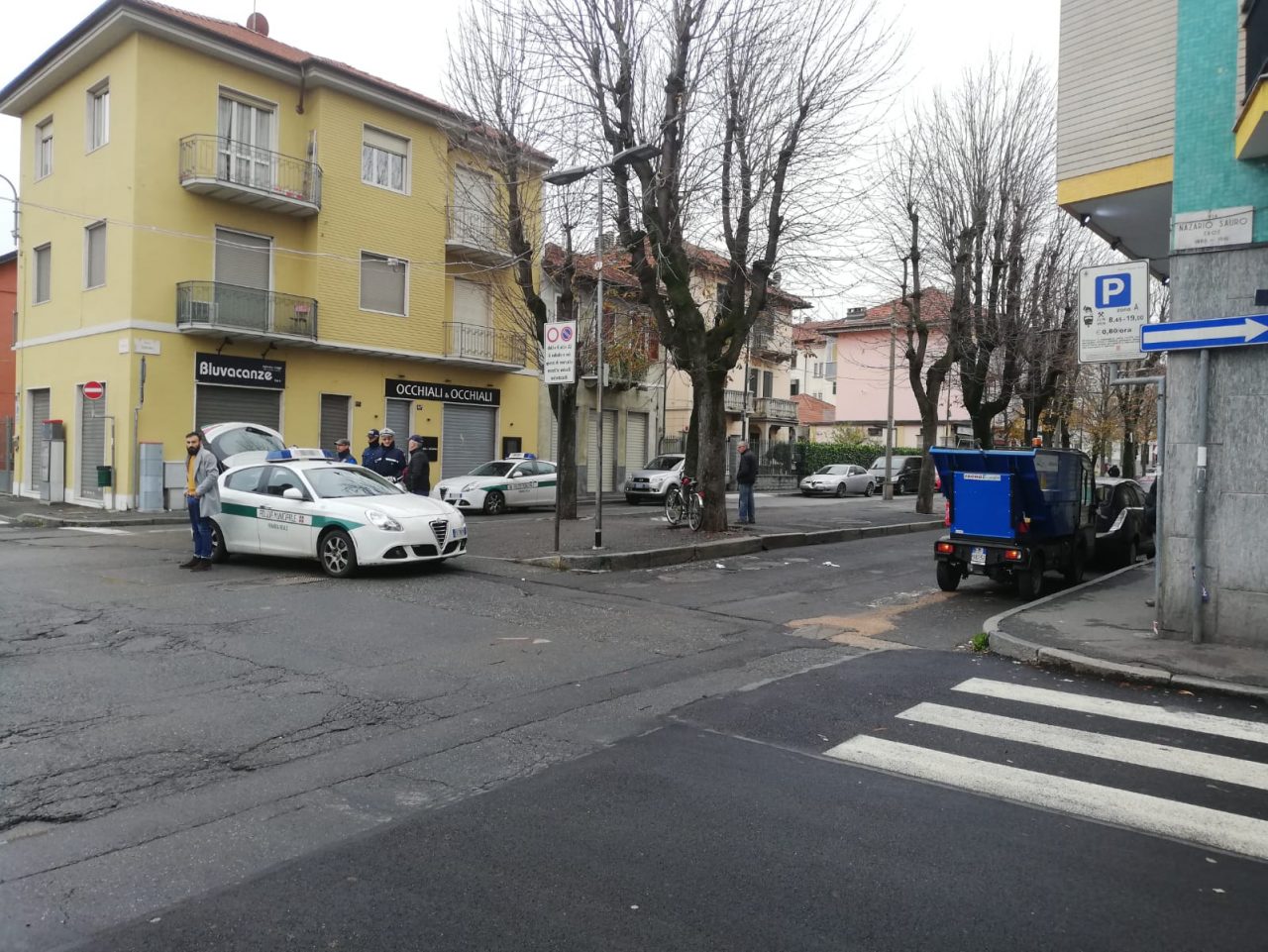 Ciclista investito da un furgoncino della raccolta rifiuti