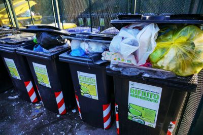 Gettano l’immondizia nei bidoni degli altri