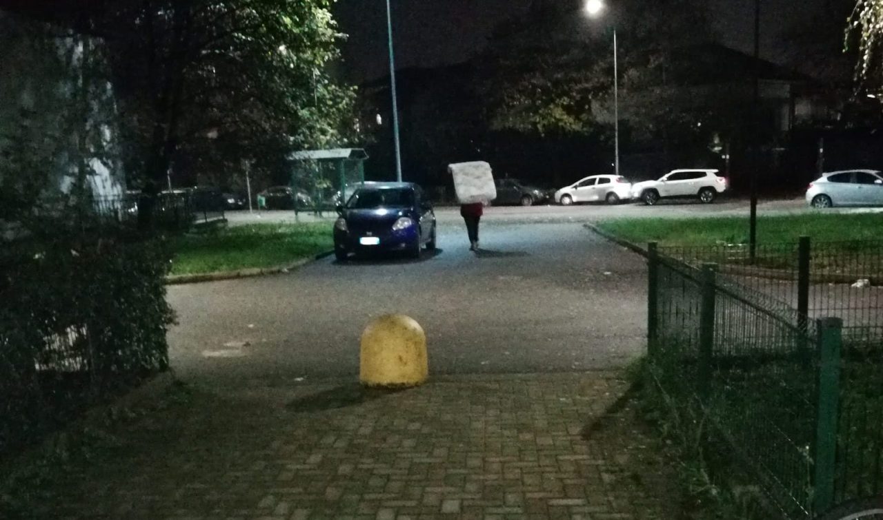 Esce di casa con un materasso a spalle e lo getta in strada a Chivasso
