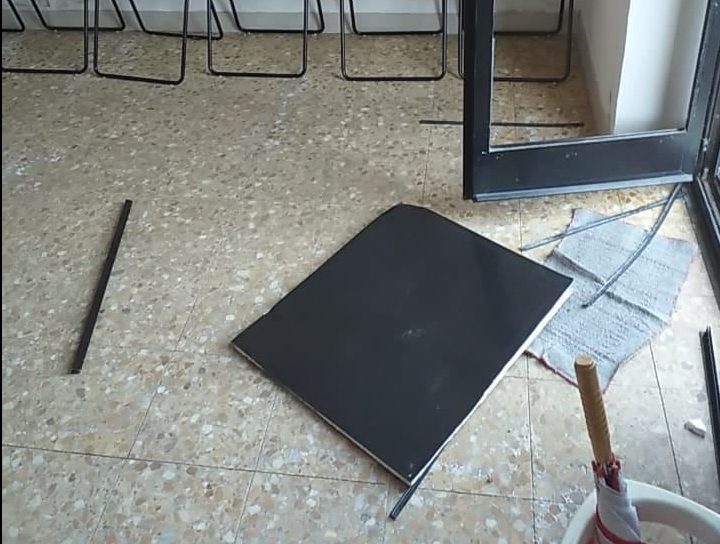 I vandali colpiscono la sede del Pd di Venaria LE FOTO