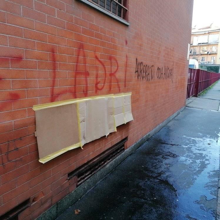 Scritte contro il consigliere comunale sui muri di casa sua LE FOTO