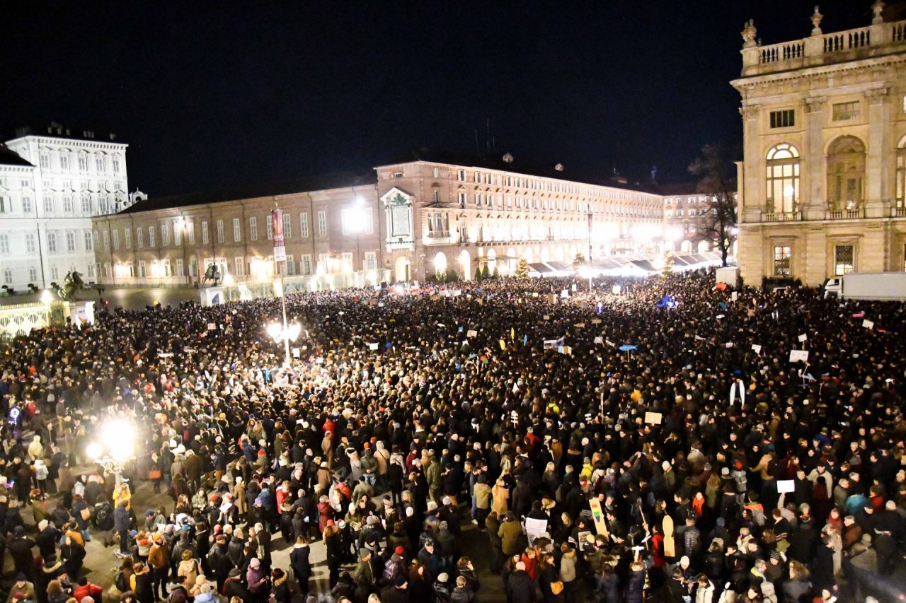 Sardine a Torino, più di 30 mila in piazza Castello FOTO