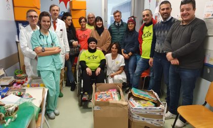 Chivasso dona centinaia di giocattoli agli ospedali dell’Asl To4 in ricordo del piccolo Lorenzo