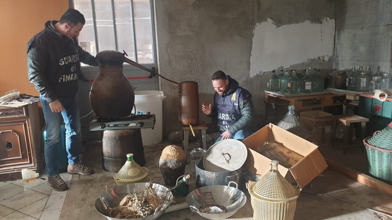 Laboratorio clandestino di grappa, il blitz della Finanza LE FOTO