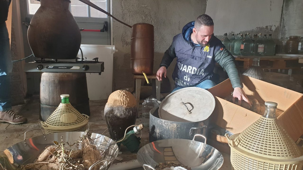 laboratorio clandestino grappa Guardia di Finanza