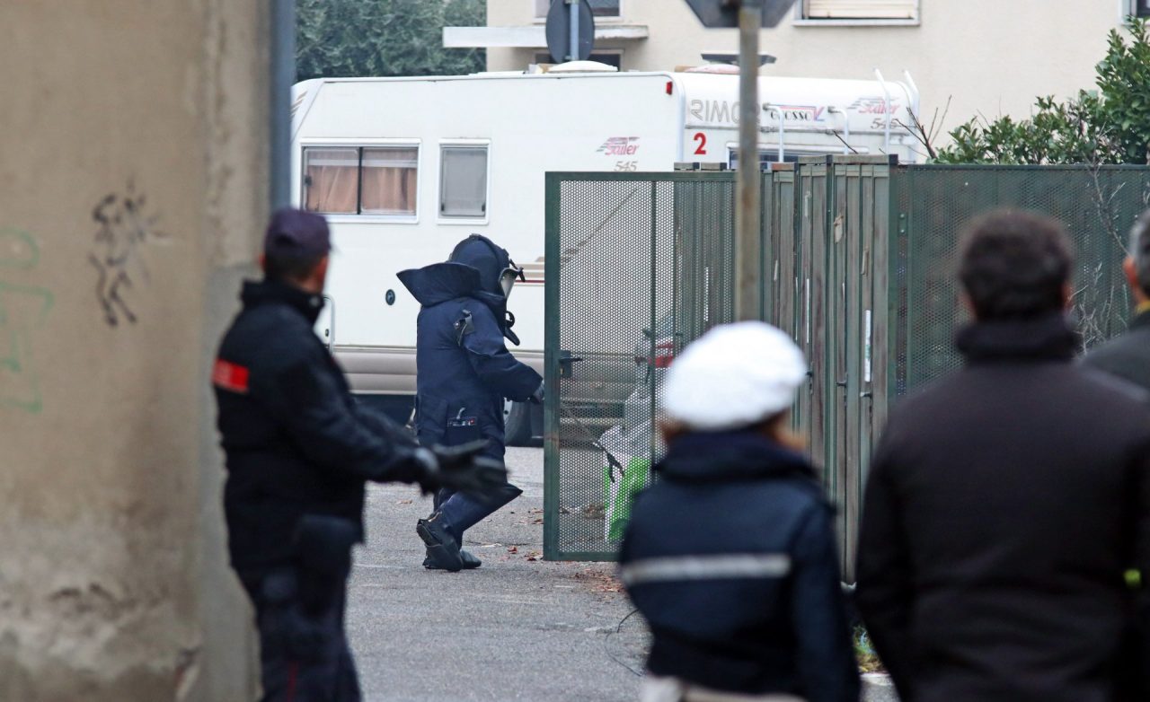 Allarme bomba vicino alle scuole di Settimo, indagini a 360 gradi