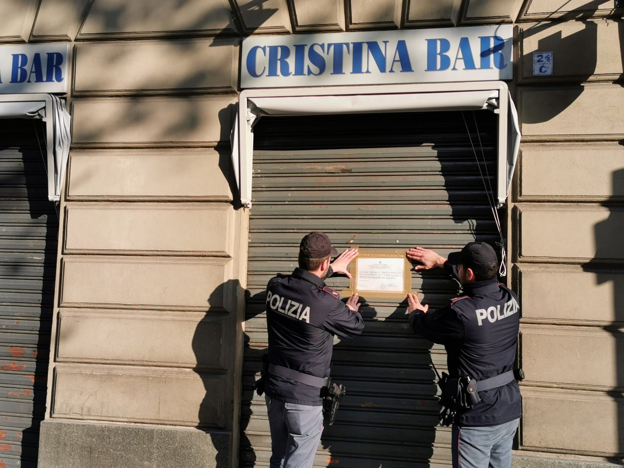Polizia chiude un bar: dentro troppi delinquenti