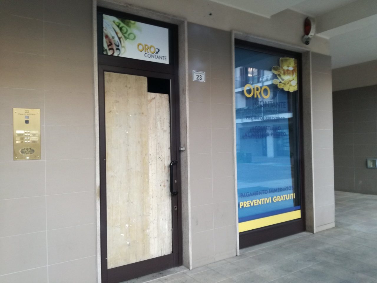 Spaccata notturna in centro, furto al Compro oro