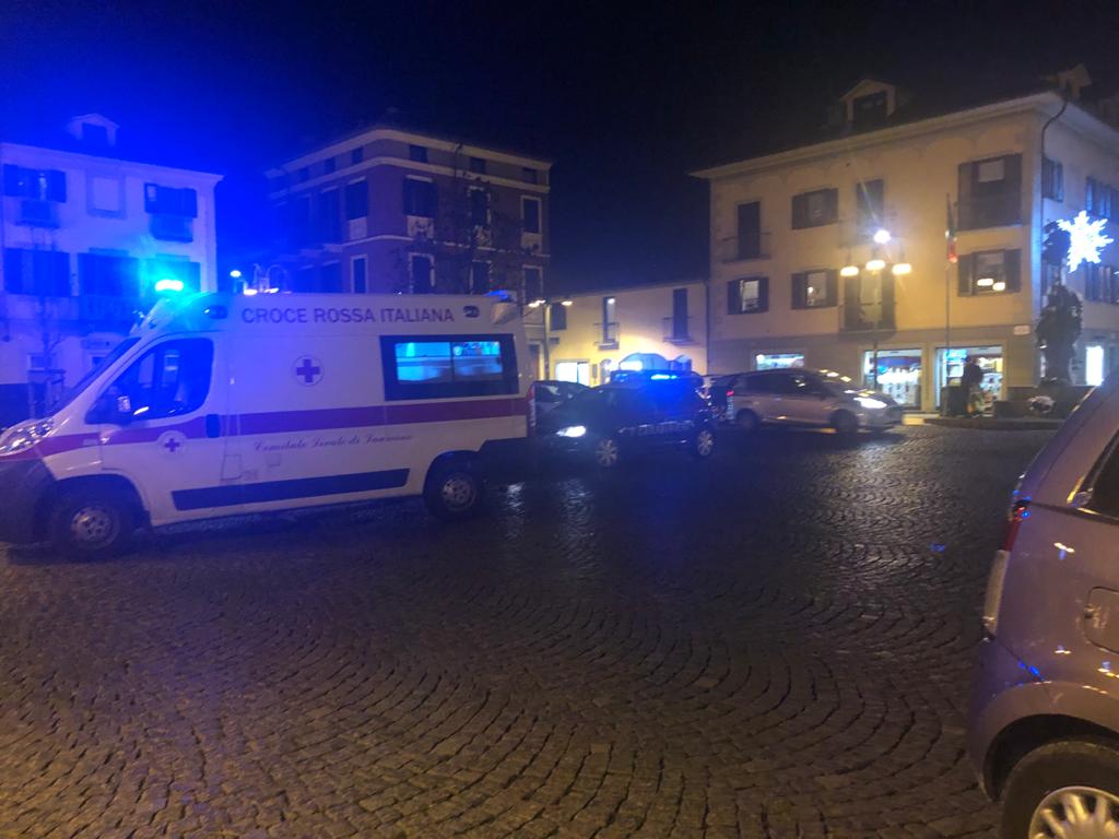 Uomo si sente male in piazza del Popolo a Chivasso