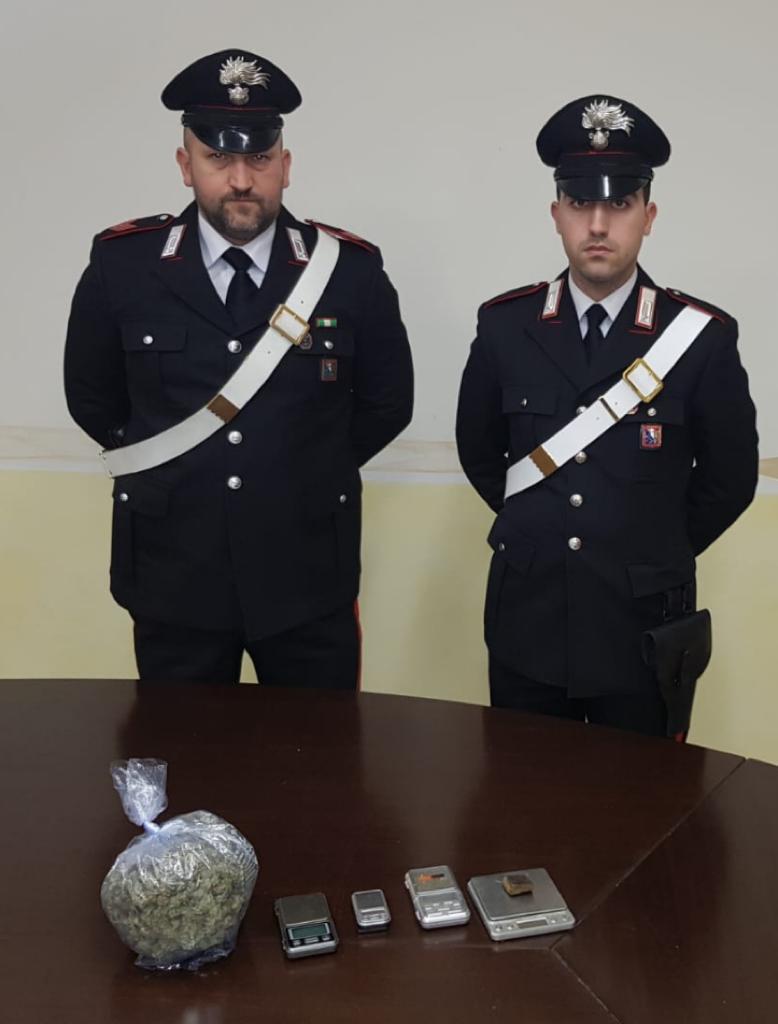 Consegnava droga a domicilio, nello zaino hashish e marijuana