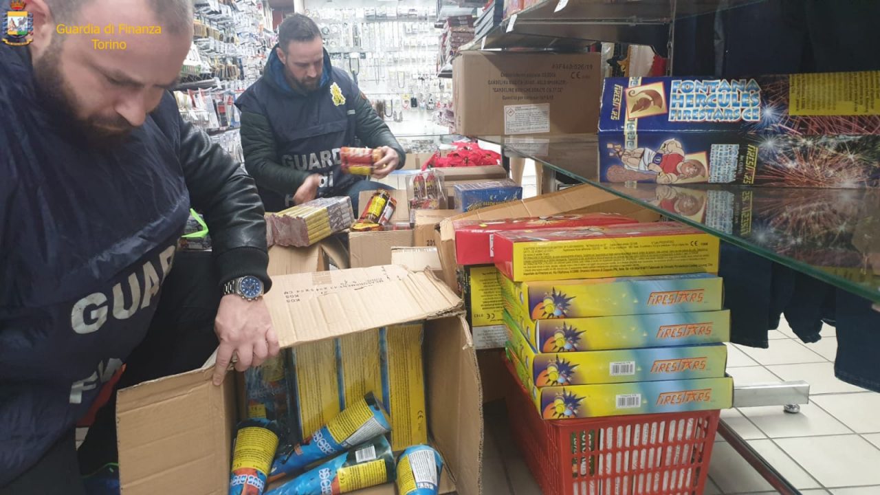 Fuochi d'artificio illegali, maxi sequestro della Finanza