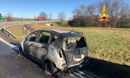 Auto in fiamme sulla bretella tra l'autostrada A4 e A26