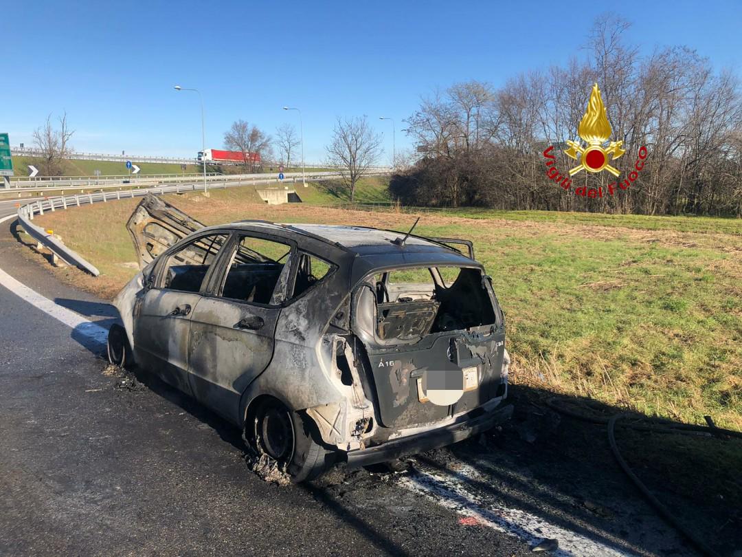 Auto in fiamme sulla bretella tra l’autostrada A4 e A26