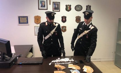 Commerciava droga in casa, i vicini chiamano i Carabinieri